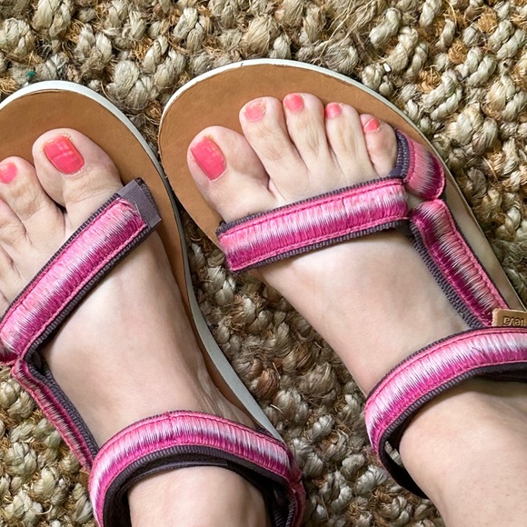 Teva Original Universal purple pink ombré like new waterproof sandals Size 8 EUC - Picture 2 of 13